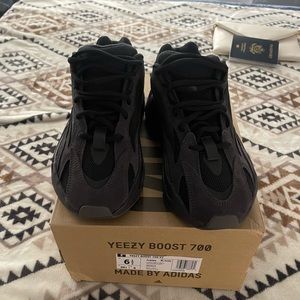 Yeezy BOOST 700 V2 Vanta